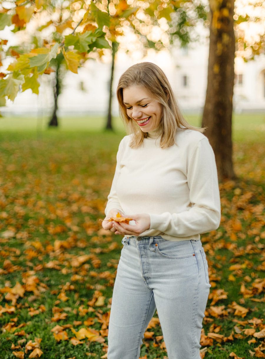 Coach Elisabeth Kwauka in einem herbstlichen Park – achtsame Begleitung mit Herz und Leichtigkeit